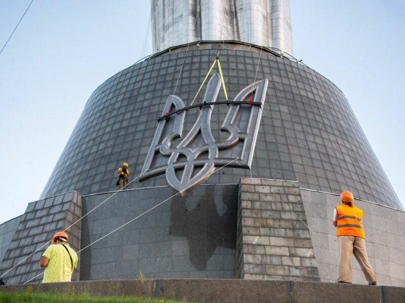 Photo of the installation of the coat of arms of Ukraine on the Motherland Monument in Kyiv, as part of the decommunization and derussification process in Ukraine