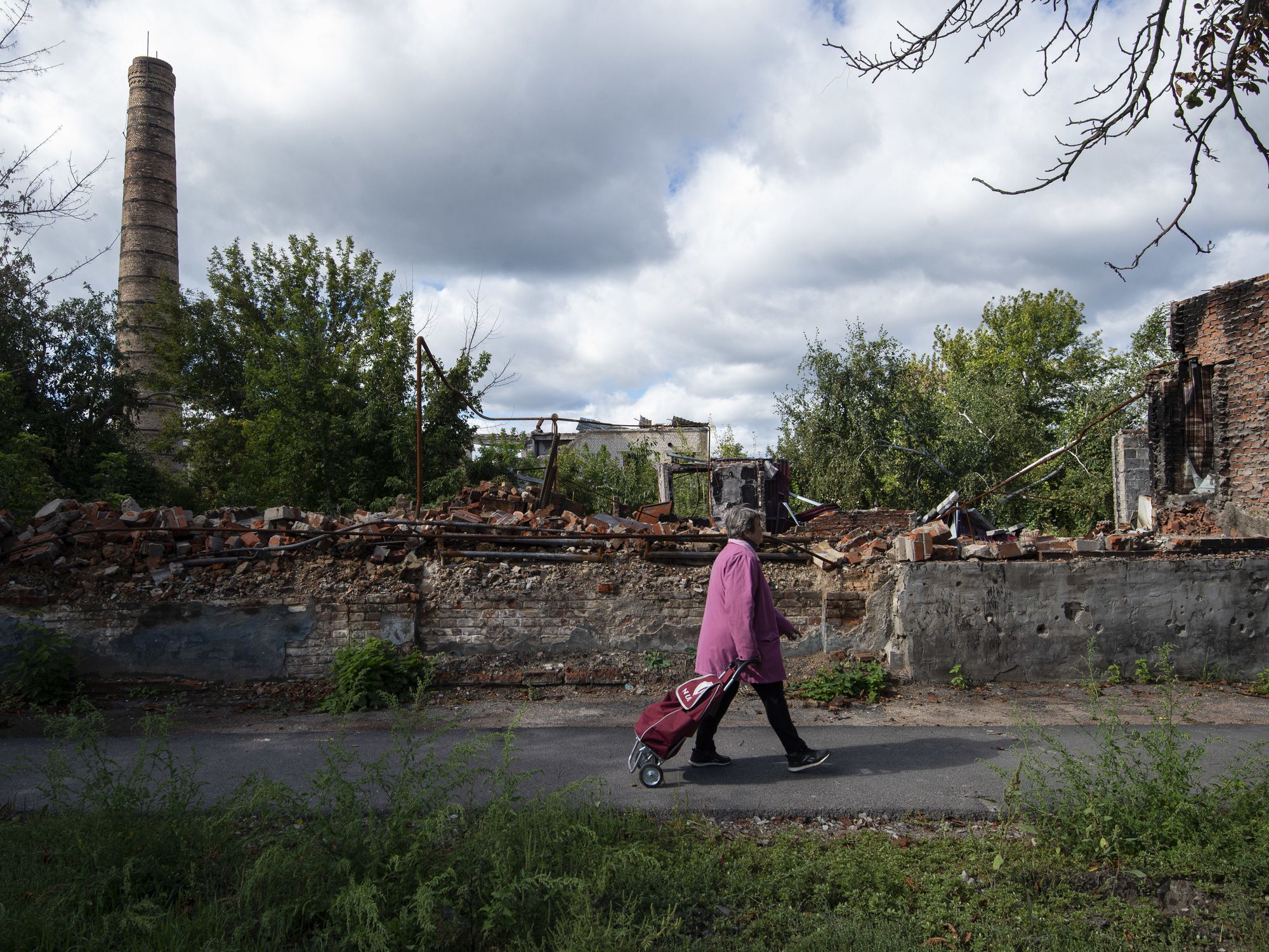 Photo of the Russian war on Ukraine: city of Izium is destroyed by Russians