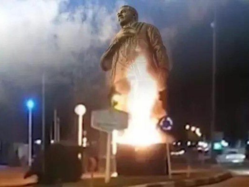 Photo of the statue of Qassem Soleimani burning in Iran