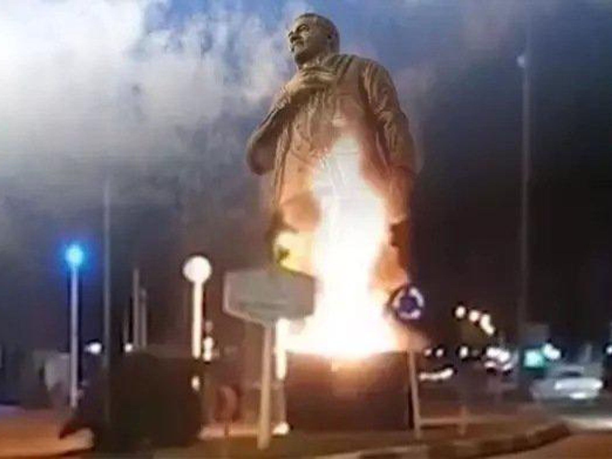 Photo of the statue of Qassem Soleimani burning in Iran