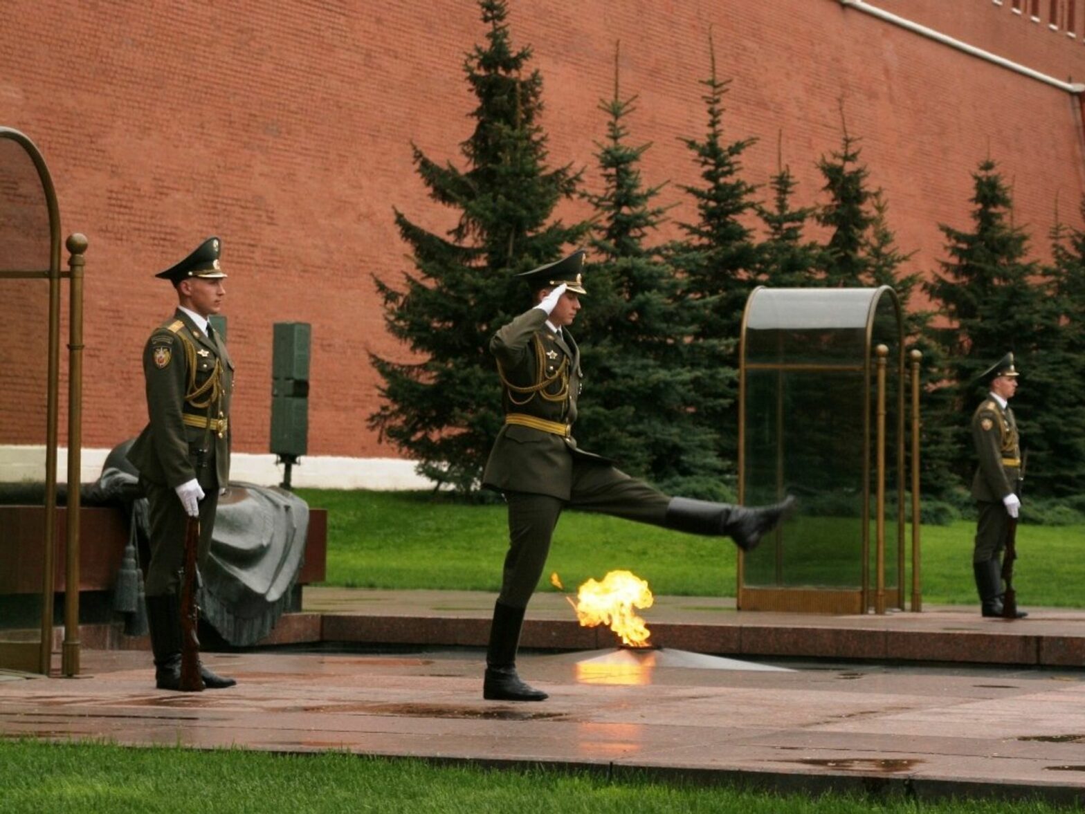 photo of tomb of the unknown soldier Moscow