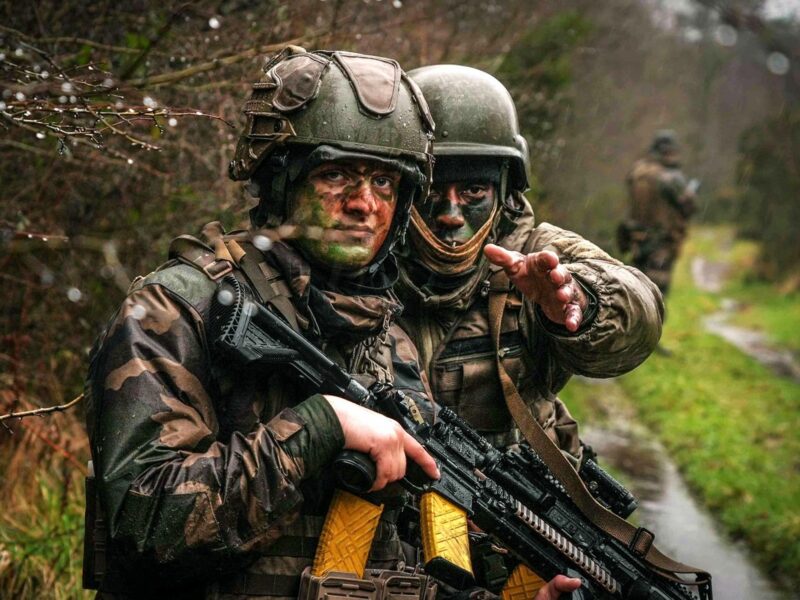 Photo of two French soldiers during a military exercise