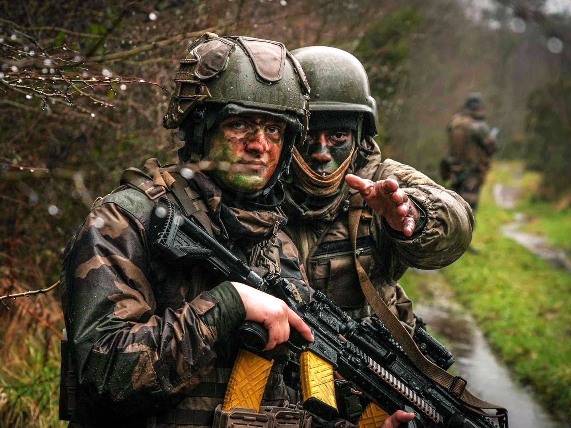 Photo of two French soldiers during a military exercise