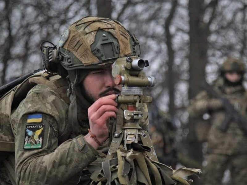 Photo of two Ukrainian soldiers surveilling the front lines