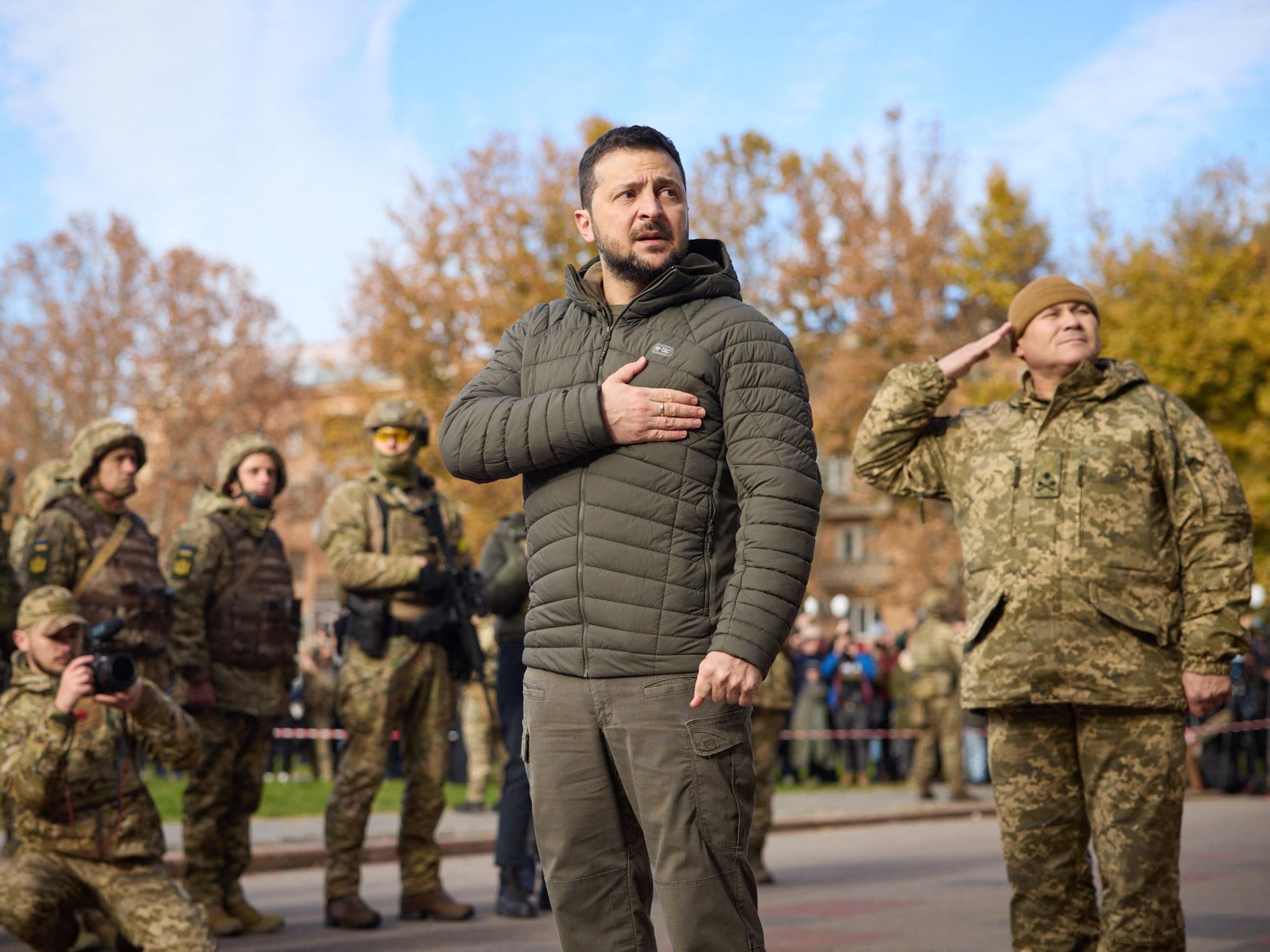 Photo of Ukrainian President Volodymyr Zelensky participating in the flag-laying ceremony during his visit to the newly liberated city of Kherson.