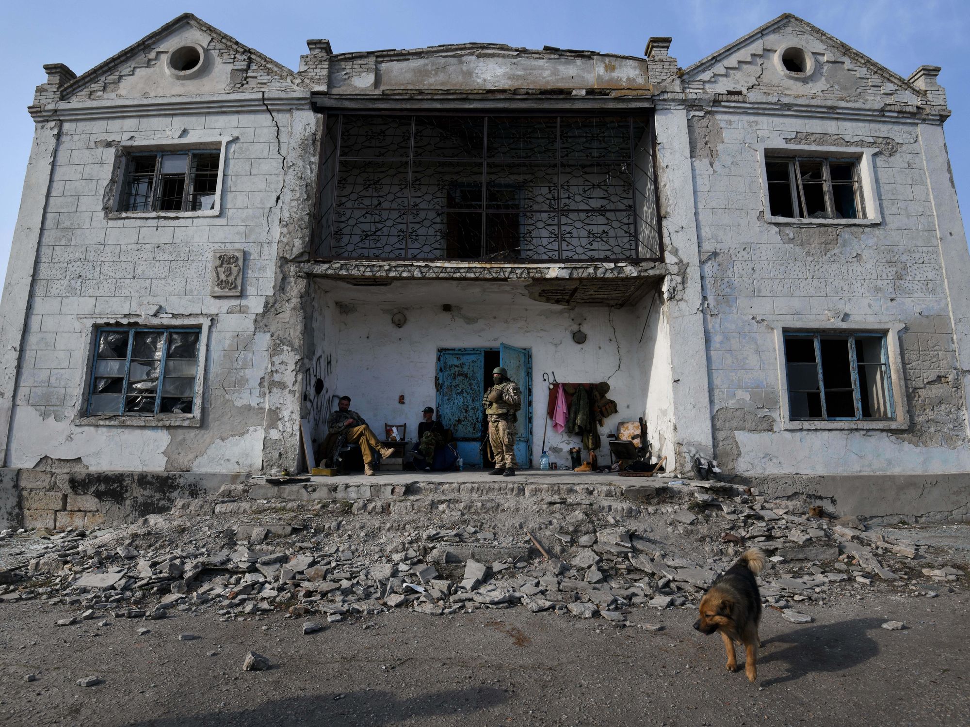 Photo of Ukrainian soldiers in a destroyed building