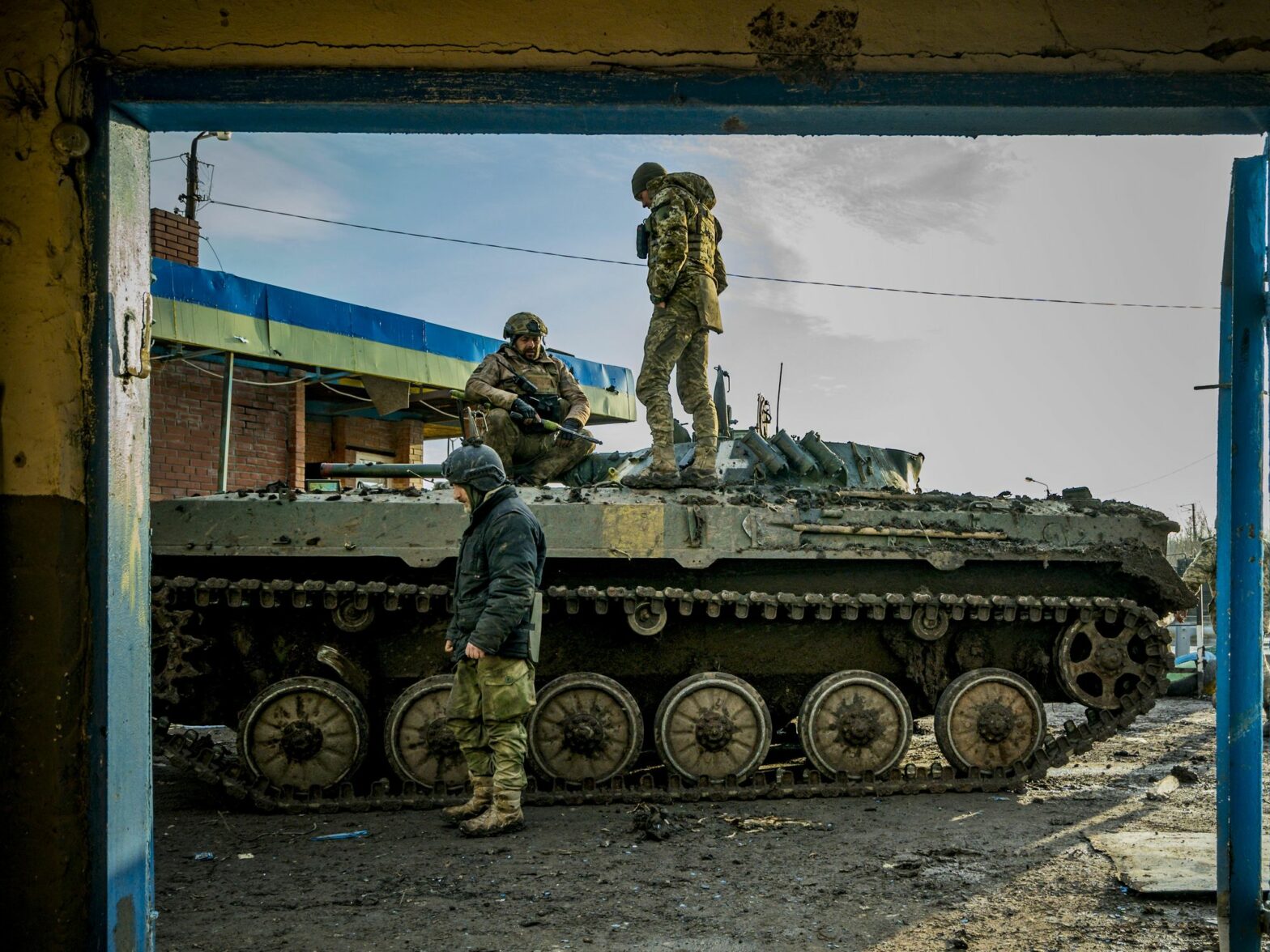 Photo of Ukrainian soldiers prepare a tank for combat in the fronlines of Bakhmut