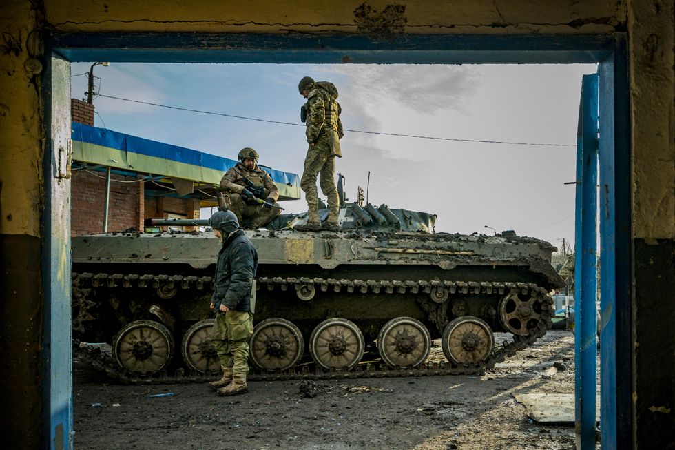 Photo of Ukrainian soldiers preparing a tank for combat in the fronlines of Bakhmut