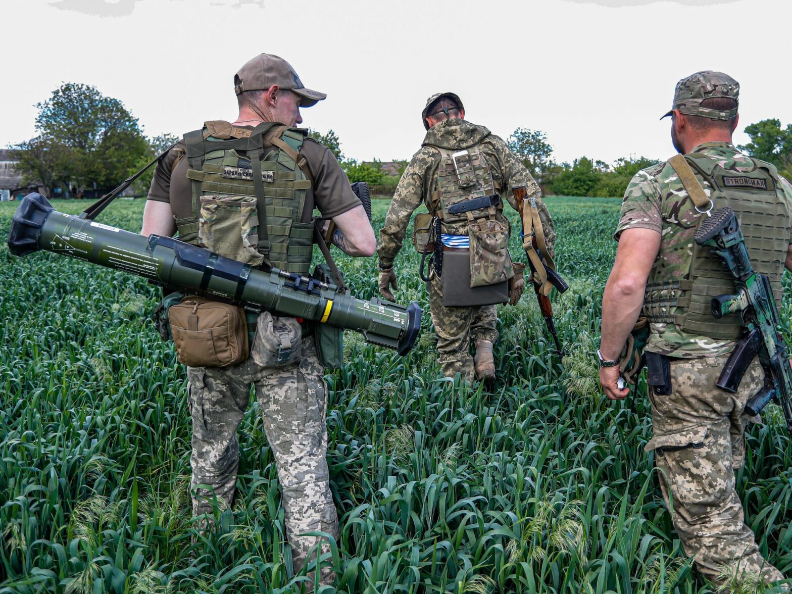 Photo of Ukrainian soldiers walking through a field near Donetsk on May 17