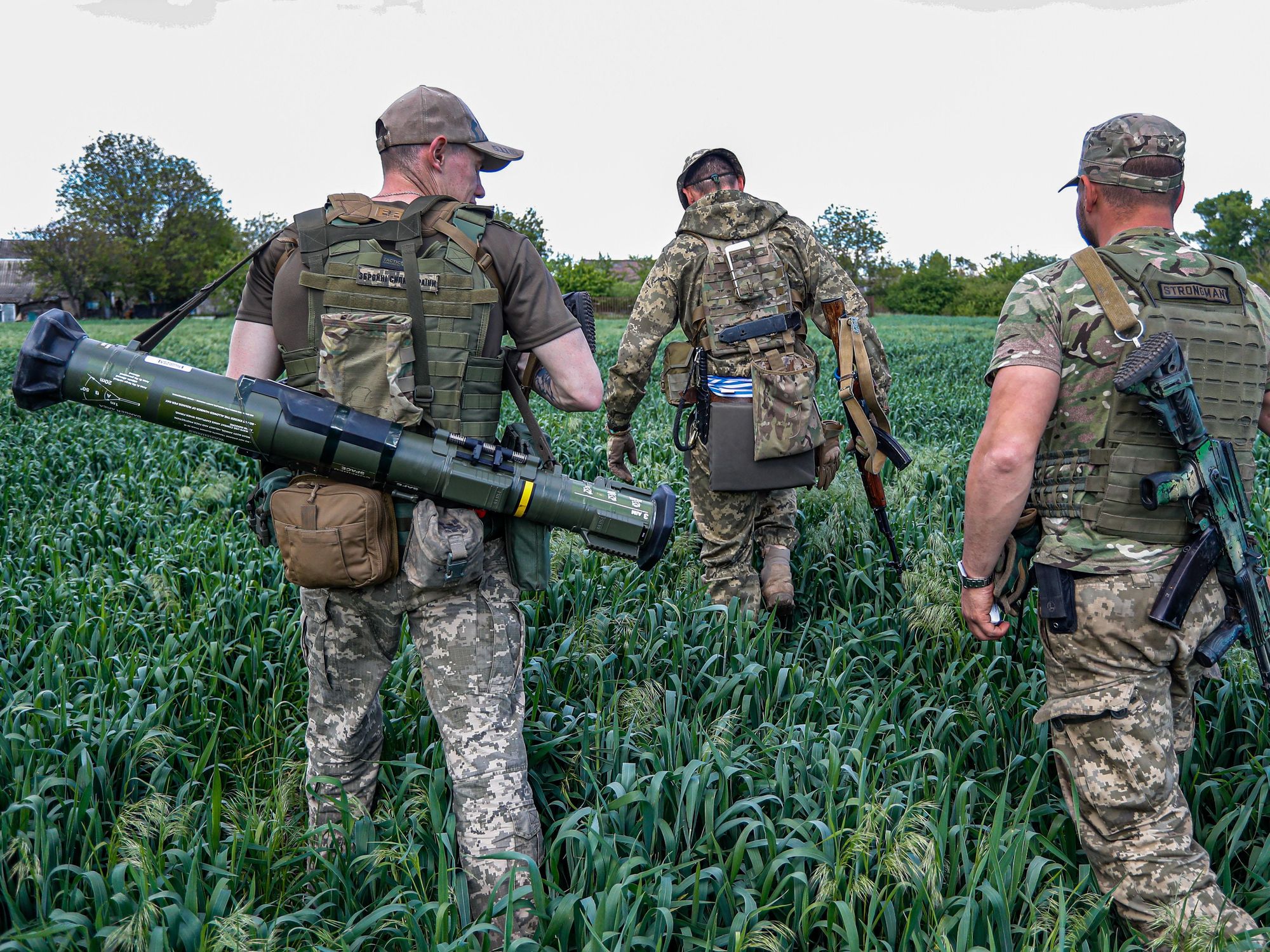 Photo of Ukrainian soldiers walking through a field near Donetsk on May 17