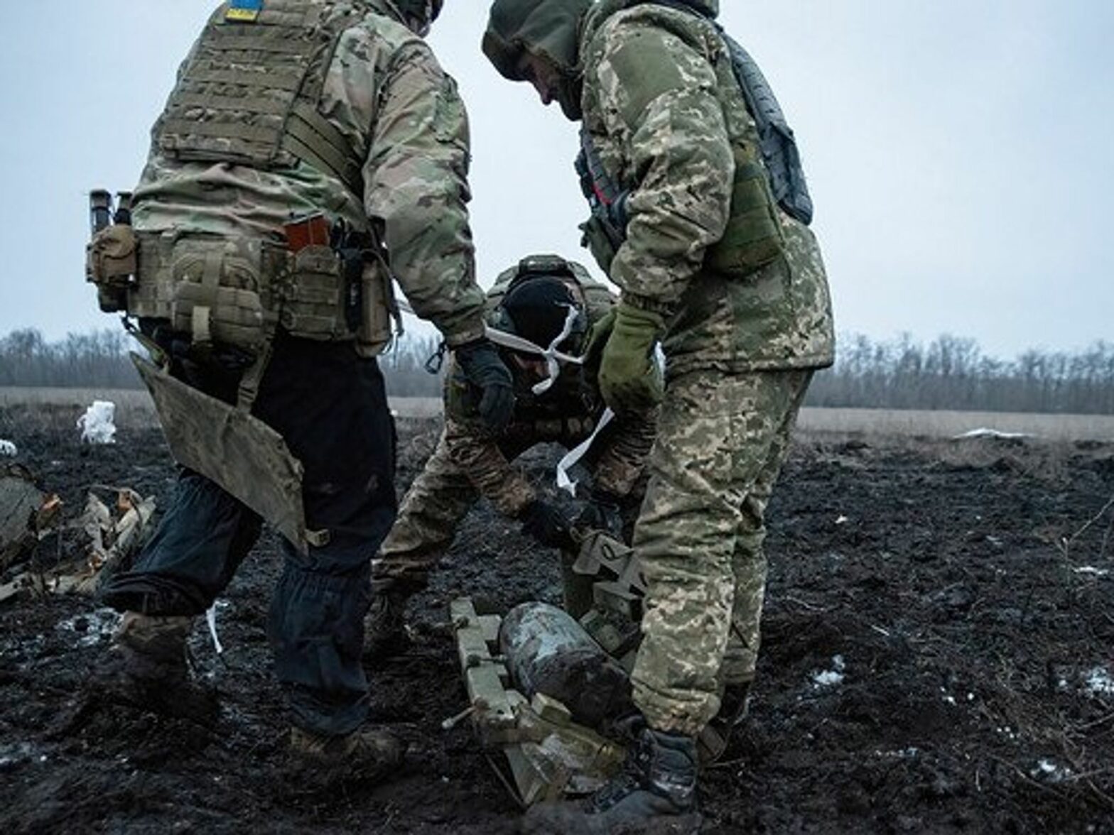 Photo of Ukrainian troops wraping Pion artillery shells.
