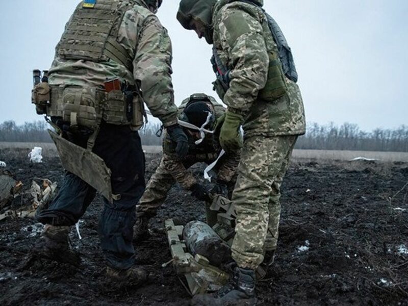 Photo of Ukrainian troops wraping Pion artillery shells.