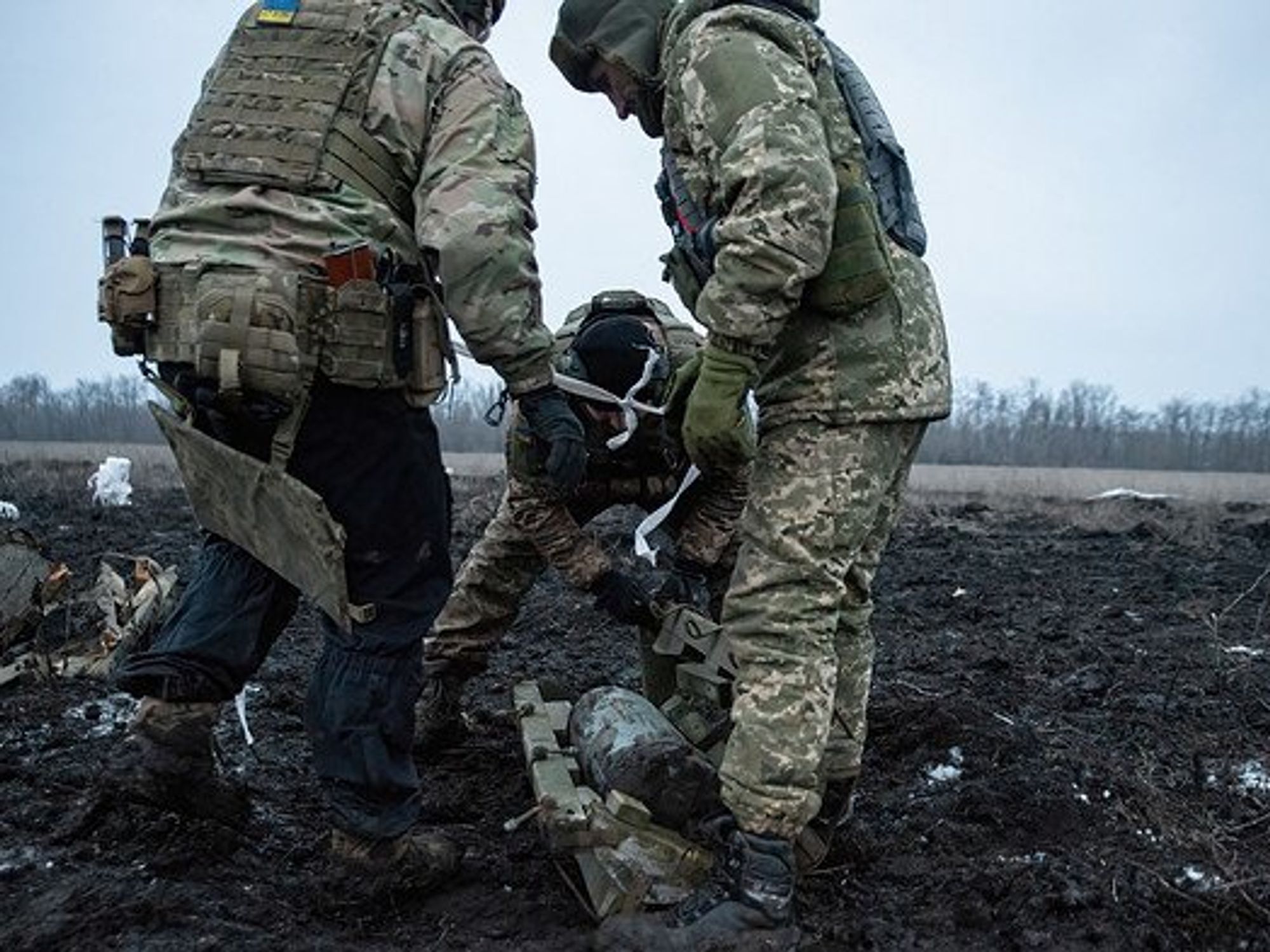 Photo of Ukrainian troops wraping Pion artillery shells.