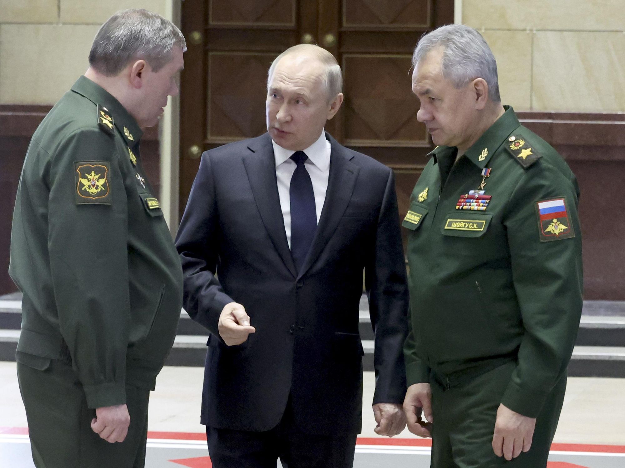 Photo of Valery Gerasimov with Russia's President Vladimir Putin and Defense Minister Sergei Shoigu