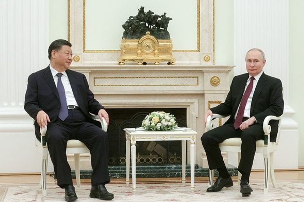 Photo of Vladimir Putin and Xi Jinping in the Kremlin