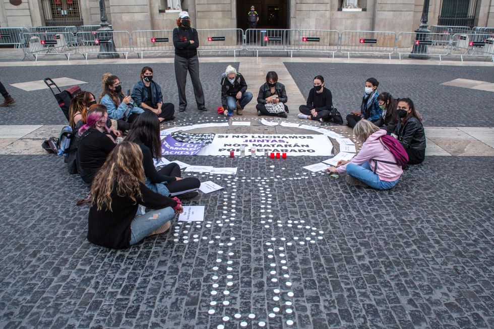 Photo of women paying tribute in Barcelona to victimes of feminicide.