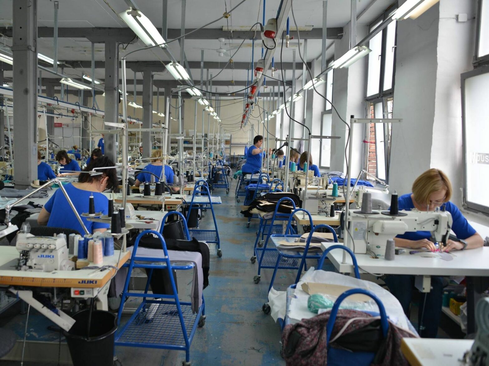 Photo of workers sewing at "Joan's sewing shop” in Łódź