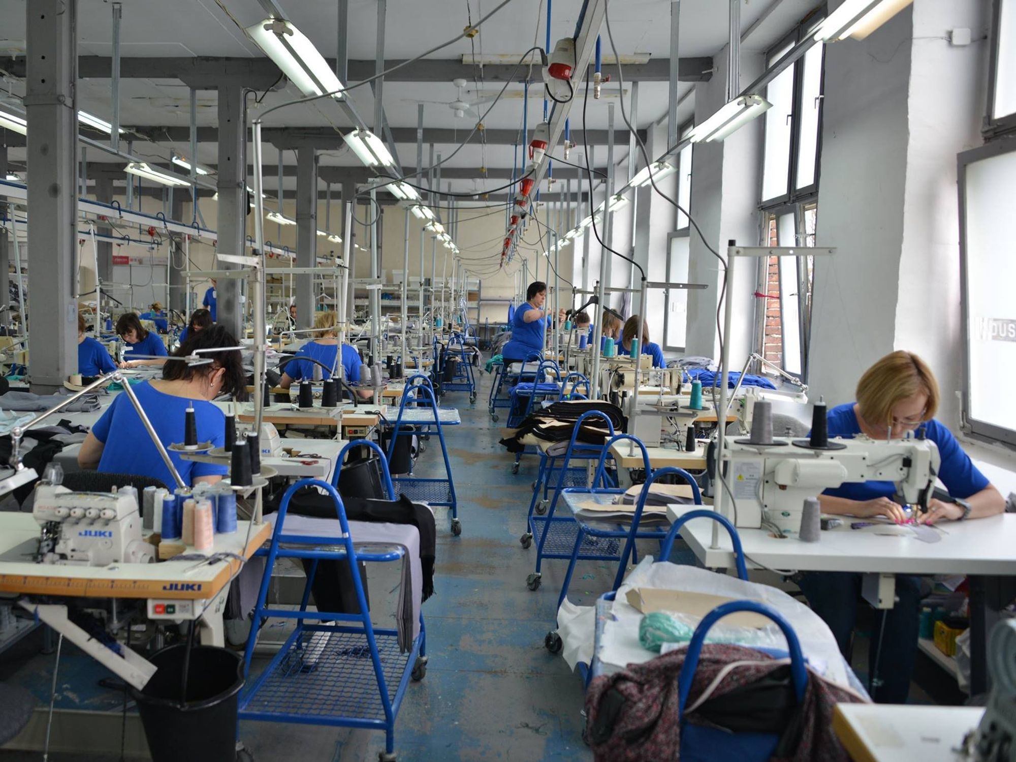 Photo of workers sewing at "Joan's sewing shop” in Łódź
