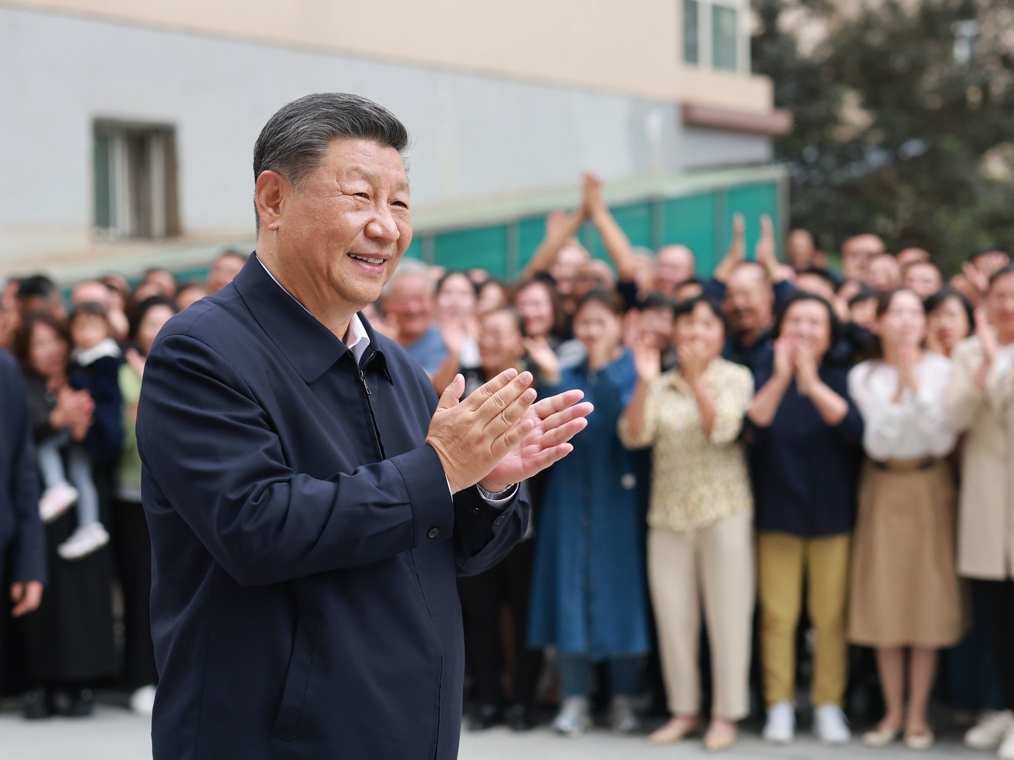 photo of xi clapping