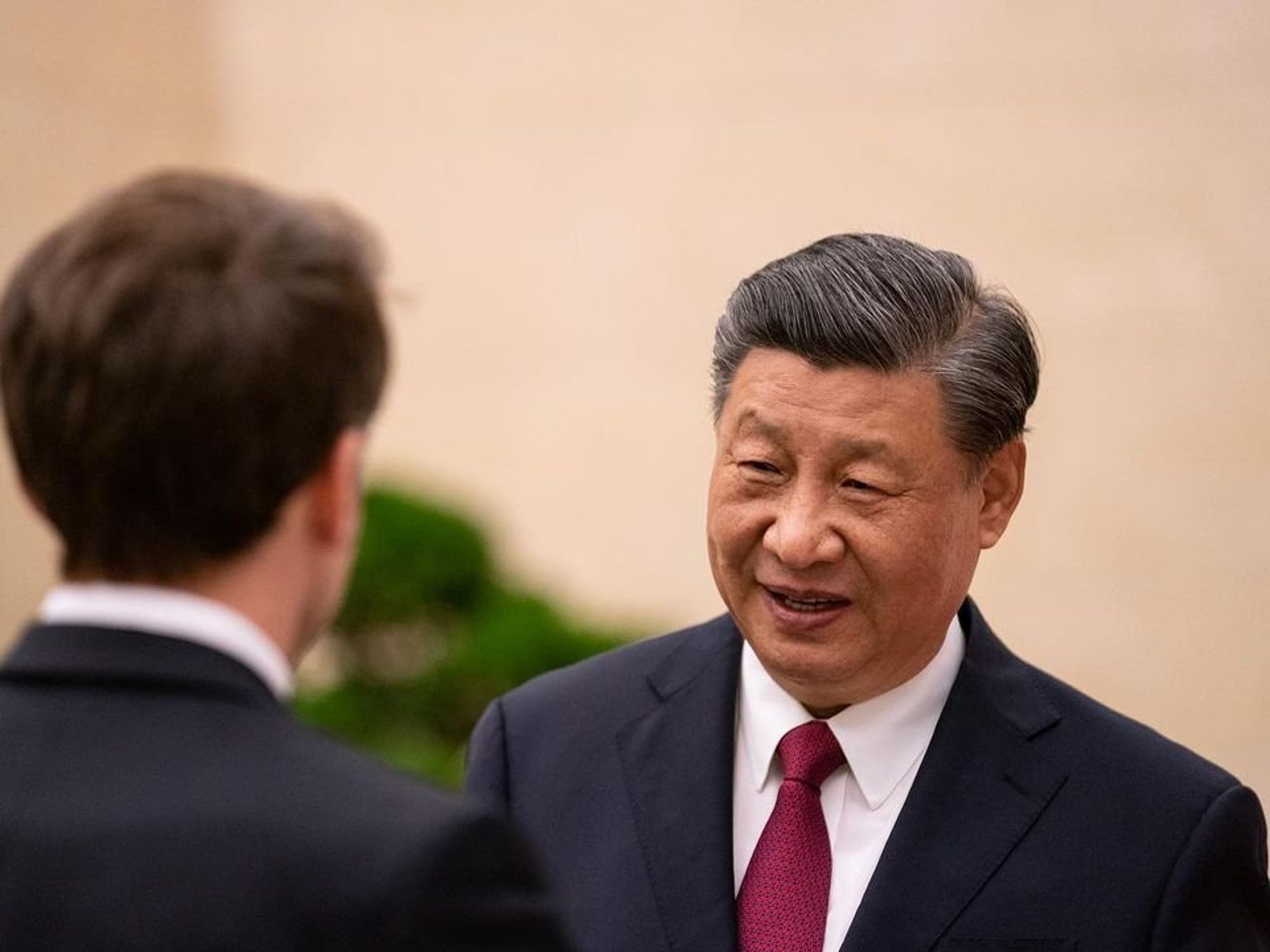 photo of Xi Jinping looking at Macron