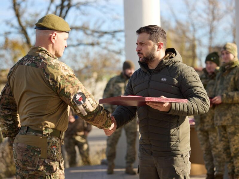 photo of Zelensky giving a medal to a soldier