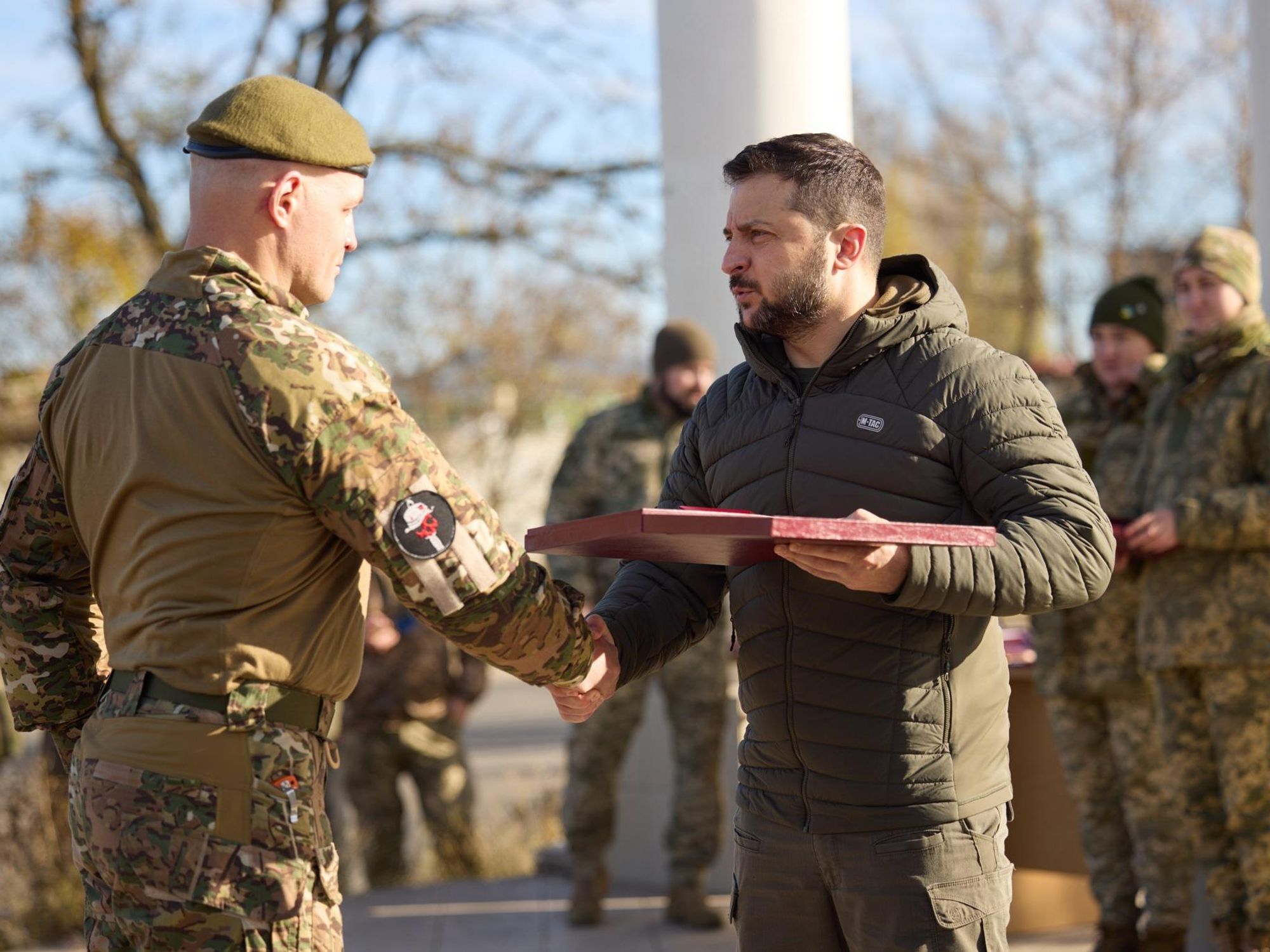 photo of Zelensky giving a medal to a soldier