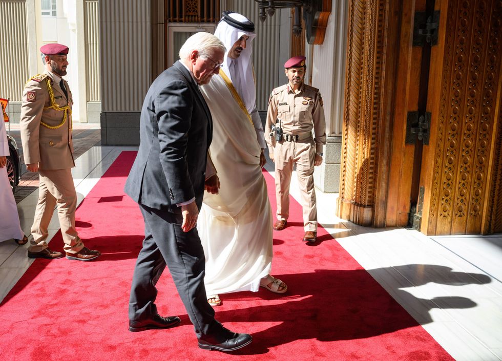 photo on red carpet of Sheikh Tamim bin Hamad Al Thani, Emir of Qatar and Federal President Frank-Walter Steinmeier