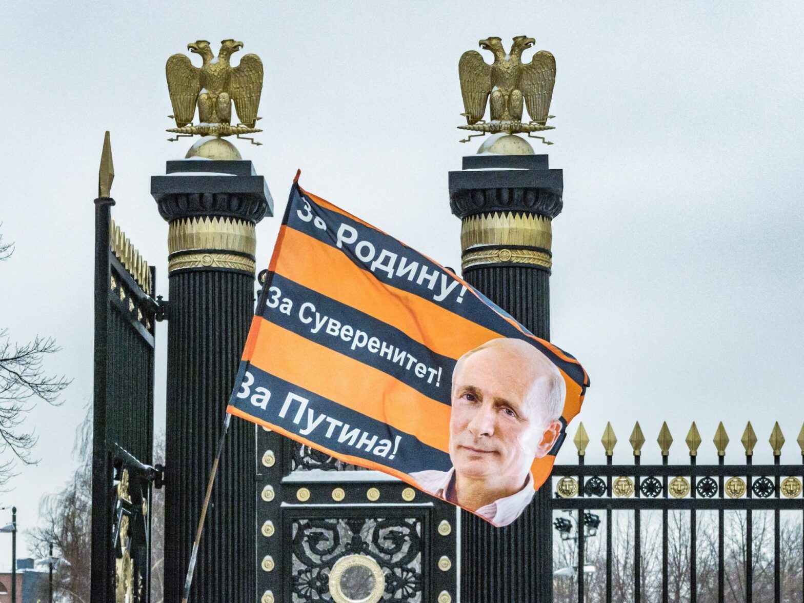 Photograph of a flag near the Kremlin in support of the war policies of Vladimir Putin in the invasion of Ukraine.​