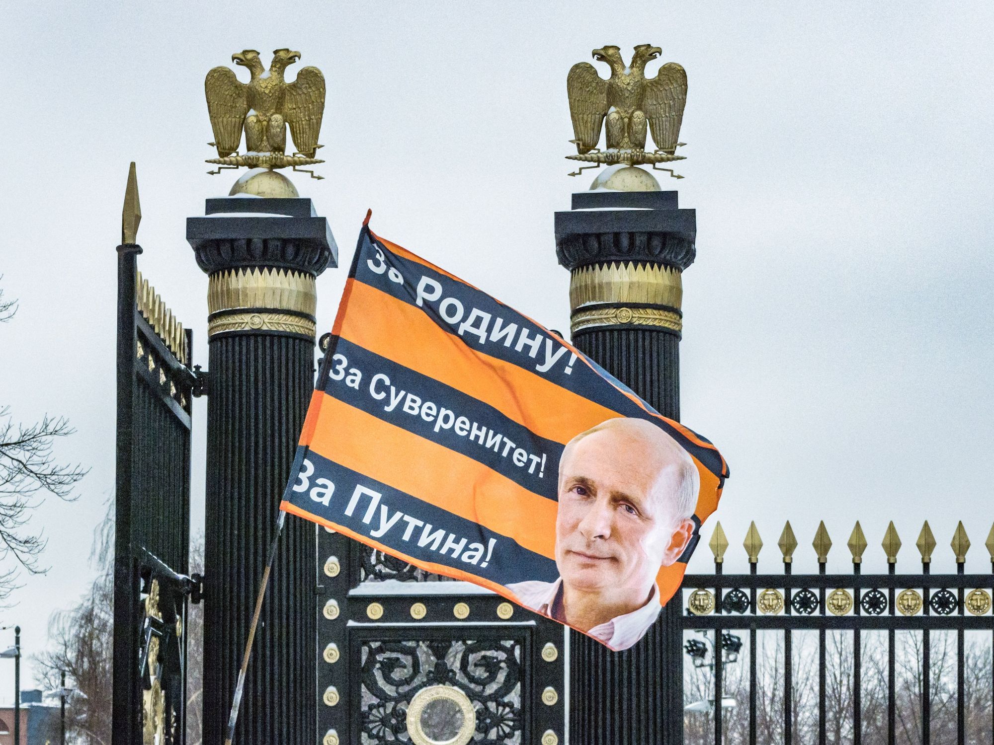 Photograph of a flag near the Kremlin in support of the war policies of Vladimir Putin in the invasion of Ukraine.​