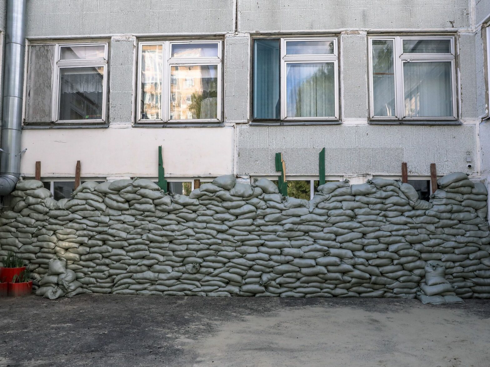 Photograph of a kindergarten in Belgorod, Russia, where sand bags are seen protecting the windows