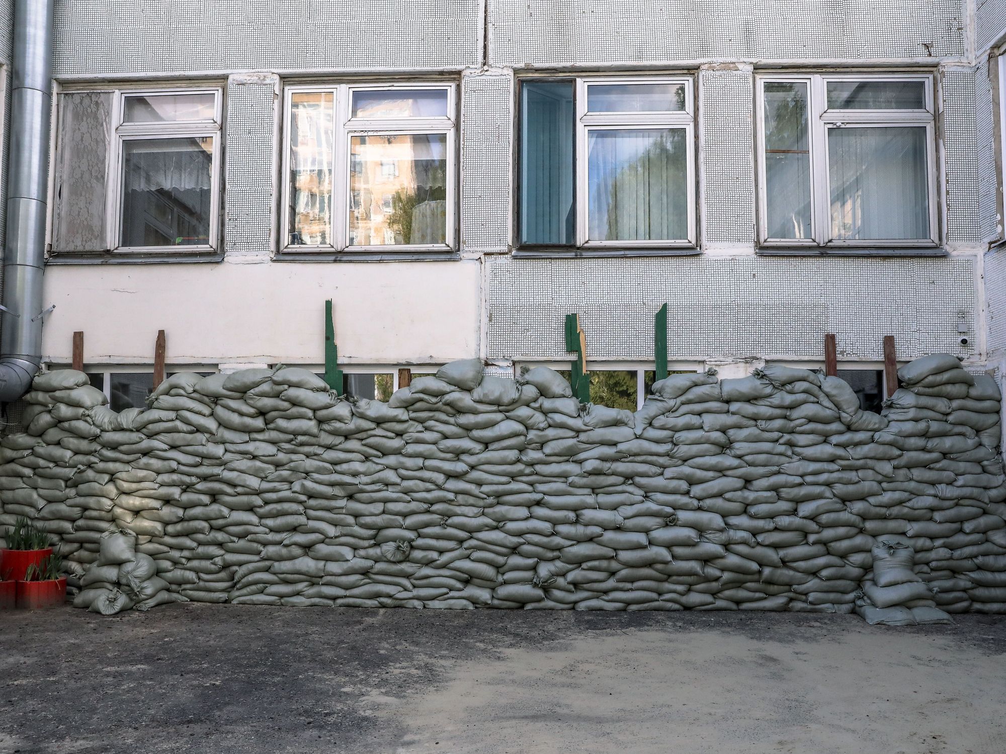 Photograph of a kindergarten in Belgorod, Russia, where sand bags are seen protecting the windows