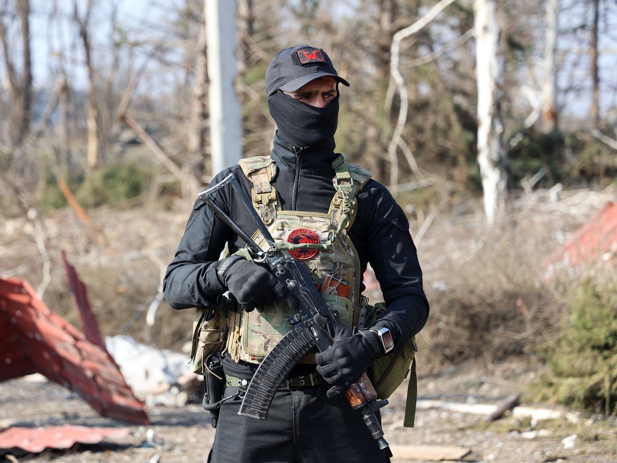 Photograph of a Wagner soldier in the city of Artyomovsk, holding a rifle.
