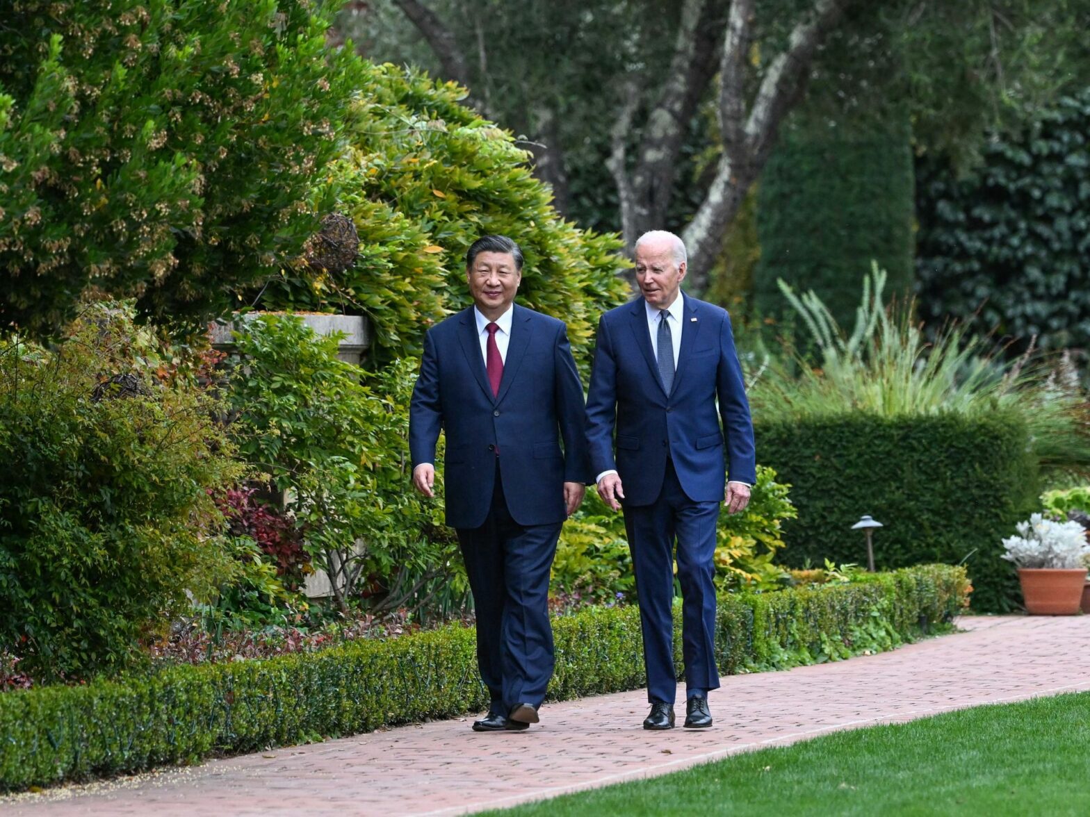Photograph of Chinese President Xi Jinping and U.S. President Joe Biden walking side by side in the Filoli Estate in the U.S. state of California​