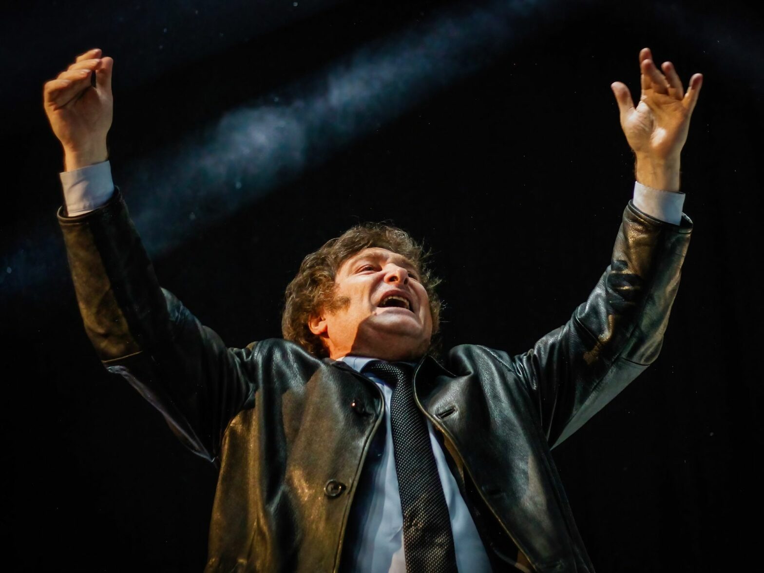 Photograph of Javier Gerardo Milei making a speech at the end of his campaign.​
