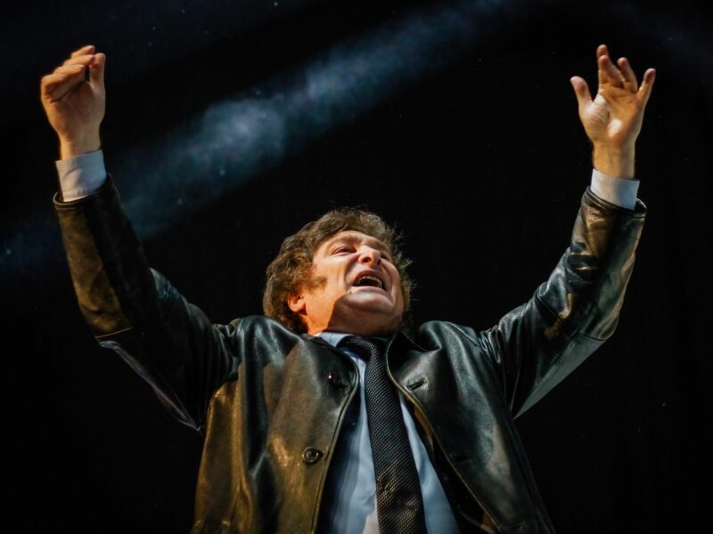 Photograph of Javier Gerardo Milei making a speech at the end of his campaign.​