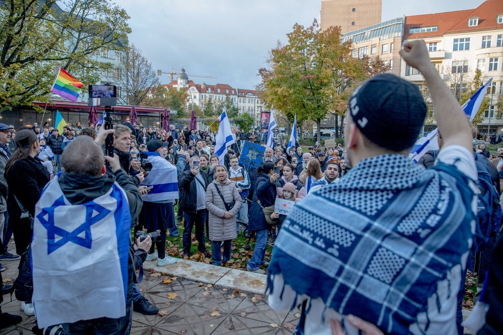 Photograph of pro-Israel protestors rallying at Wittenbergplatz