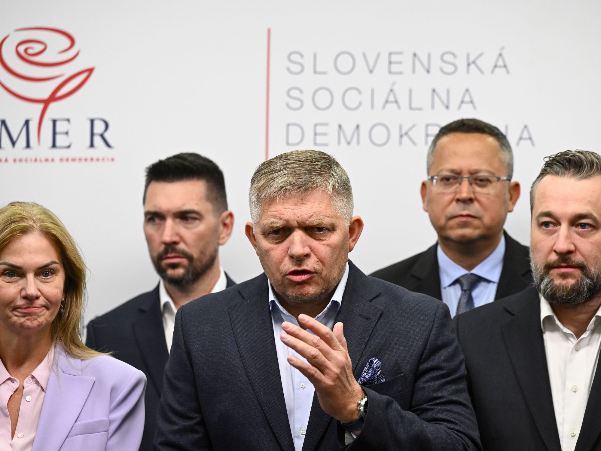 Photograph of Robert Fico speaking sternly during a press conference