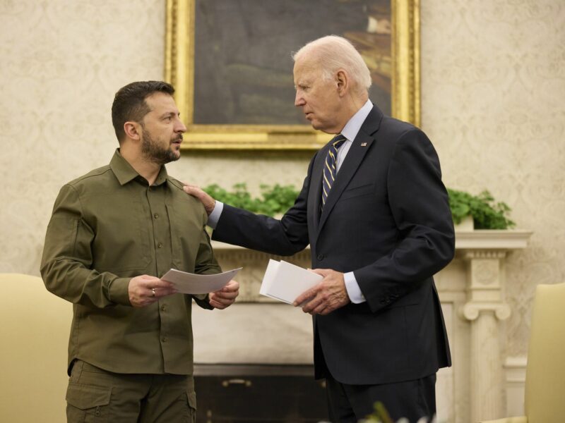 Photograph of U.S. President Joe Biden meeting with Ukrainian President Volodymyr Zelenskyy in the Oval Office