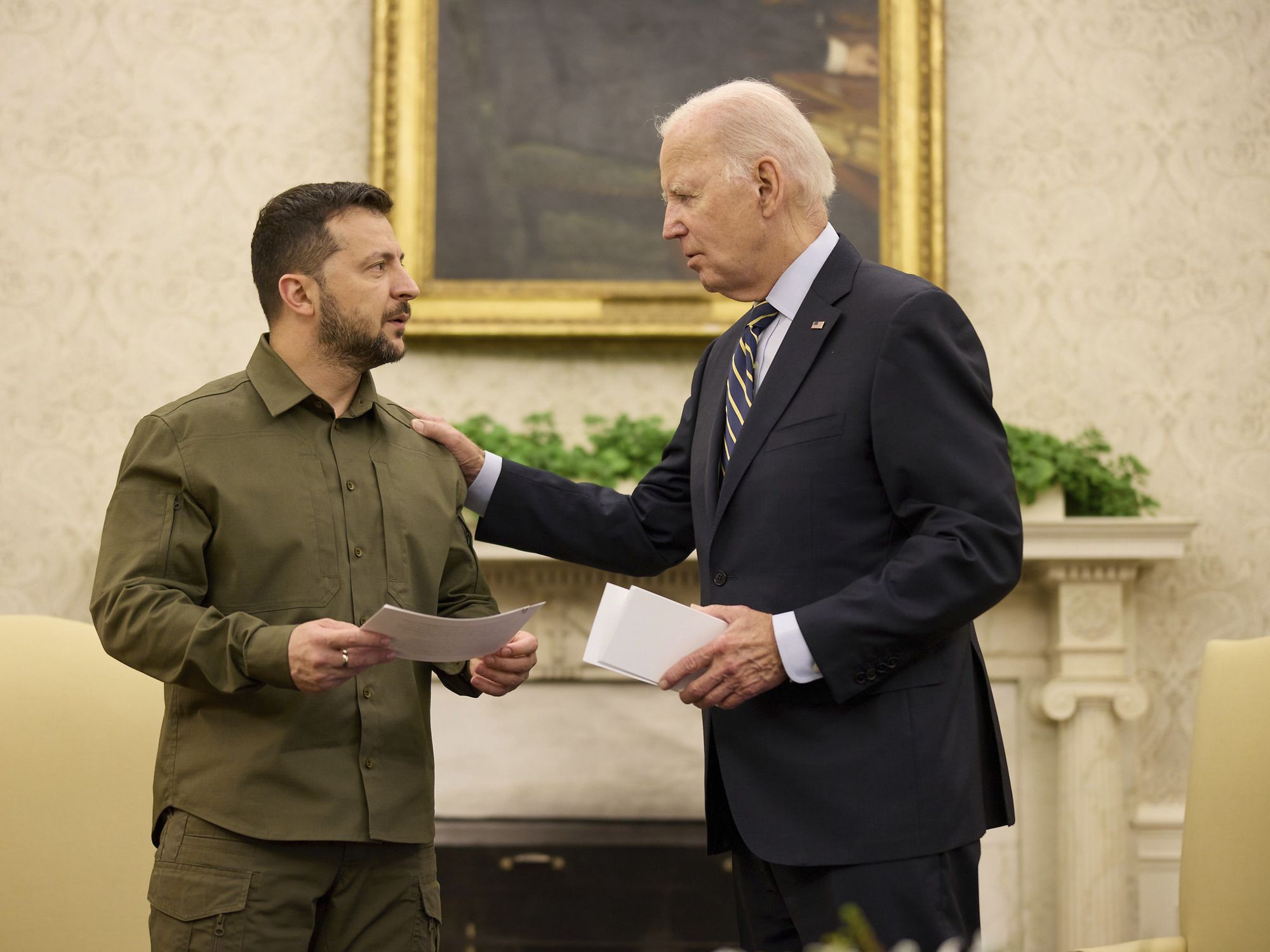 Photograph of U.S. President Joe Biden meeting with Ukrainian President Volodymyr Zelenskyy in the Oval Office