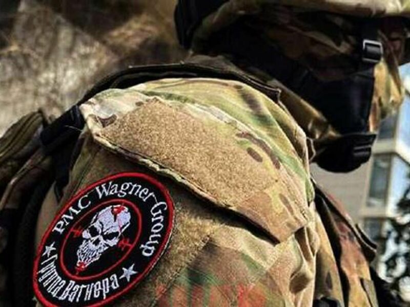 Picture of a soldier wearing the Wagner Group Logo on their uniform.