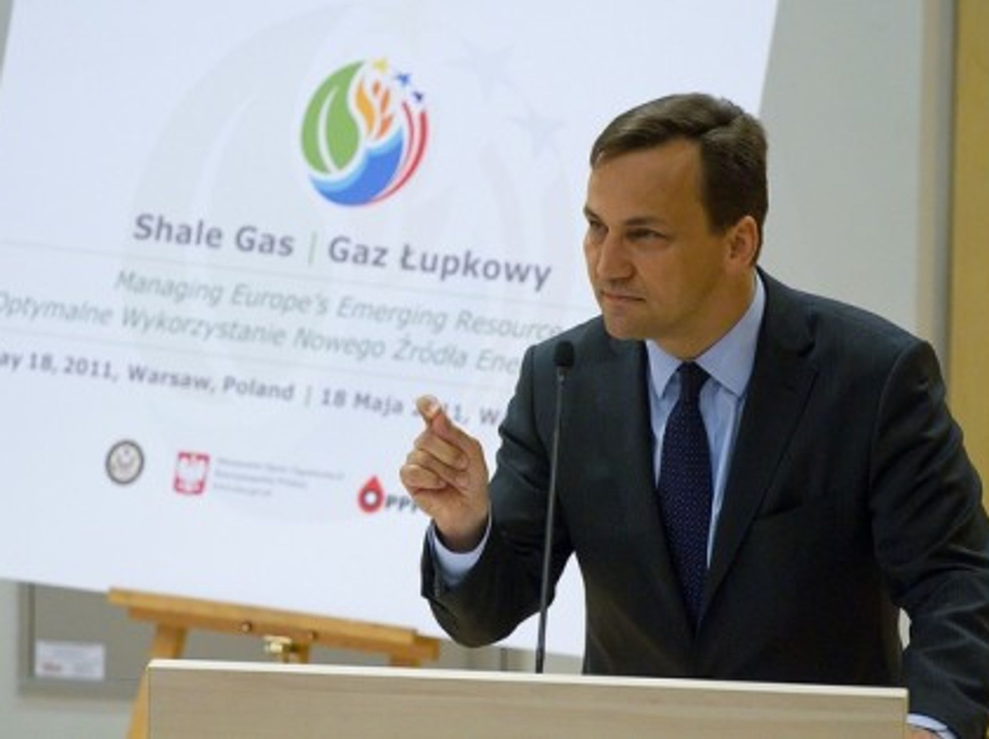 Poland's foreign minister, Radoslaw Skiroski, discusses shale gas during a May 18 forum in Warsaw
