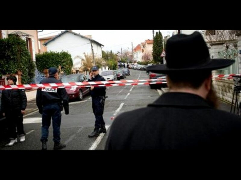 Police cordon off the area surrounding the Ozar Hatorah school (6MON2PANAME)