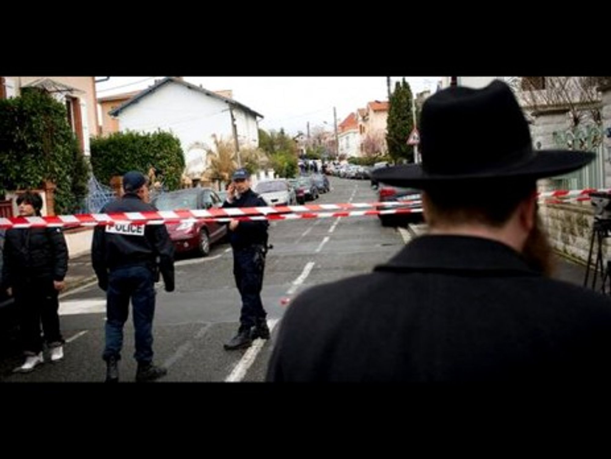 Police cordon off the area surrounding the Ozar Hatorah school (6MON2PANAME)