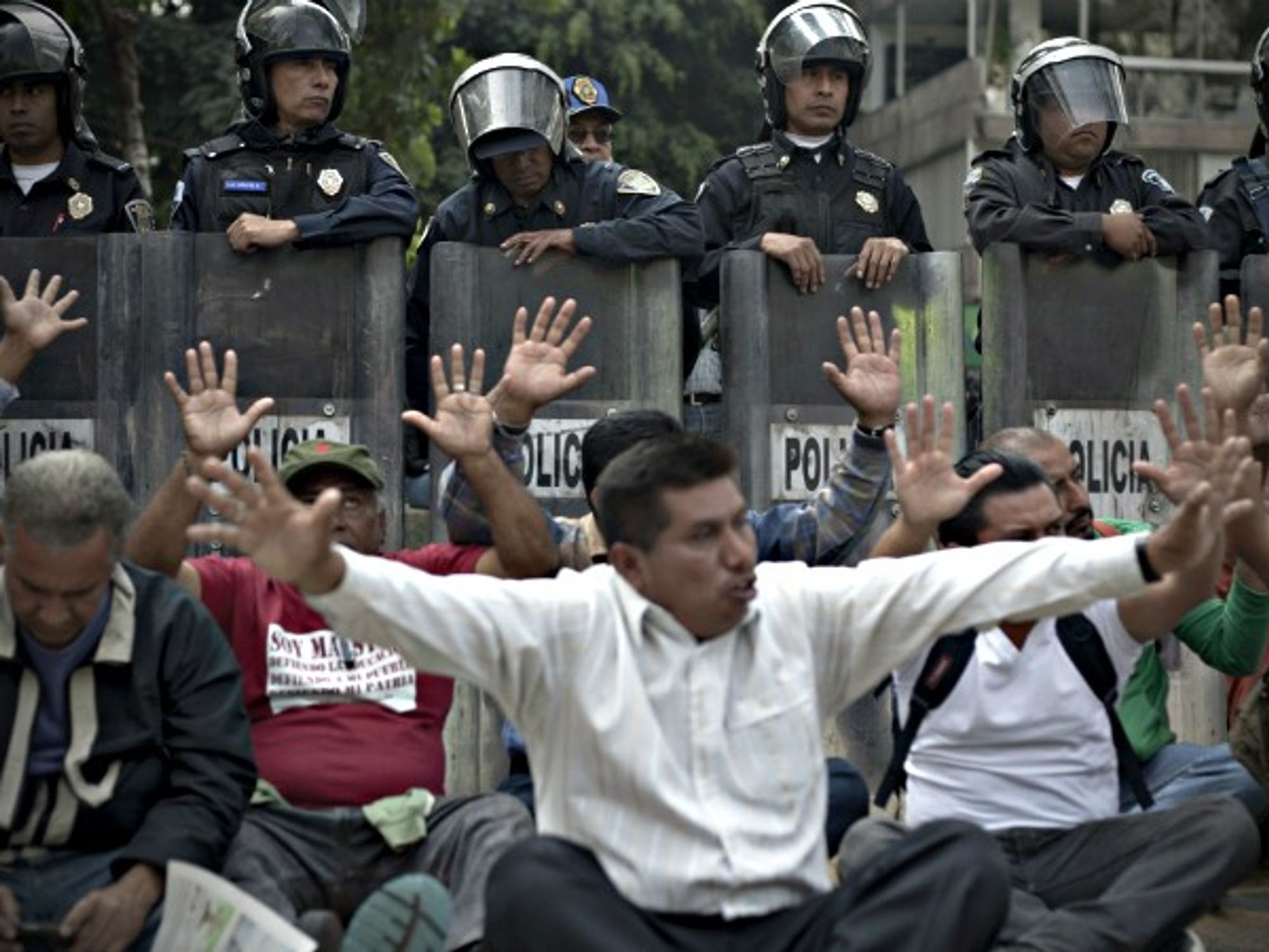 Police forces and teachers protesting in Mexico City