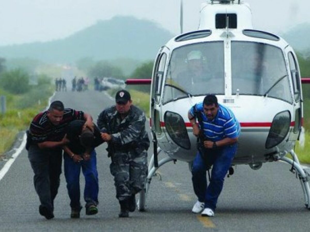Police take a suspected drug trafficker off a helicopter in Hermosillo in the state of Sonora, in 2009 (Knight Foundation)