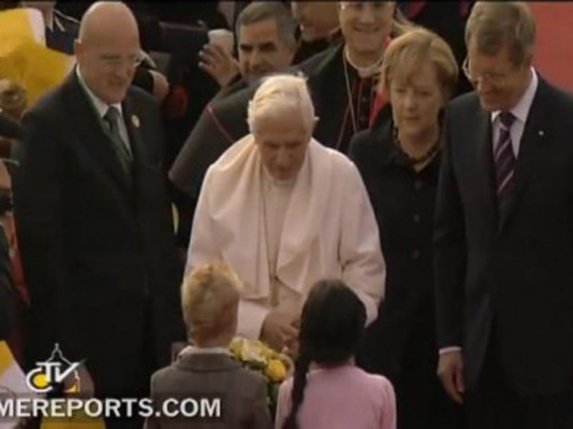 Pope Benedict XVI was greeted by Merkel and Wulff in Berlin on Thursday.