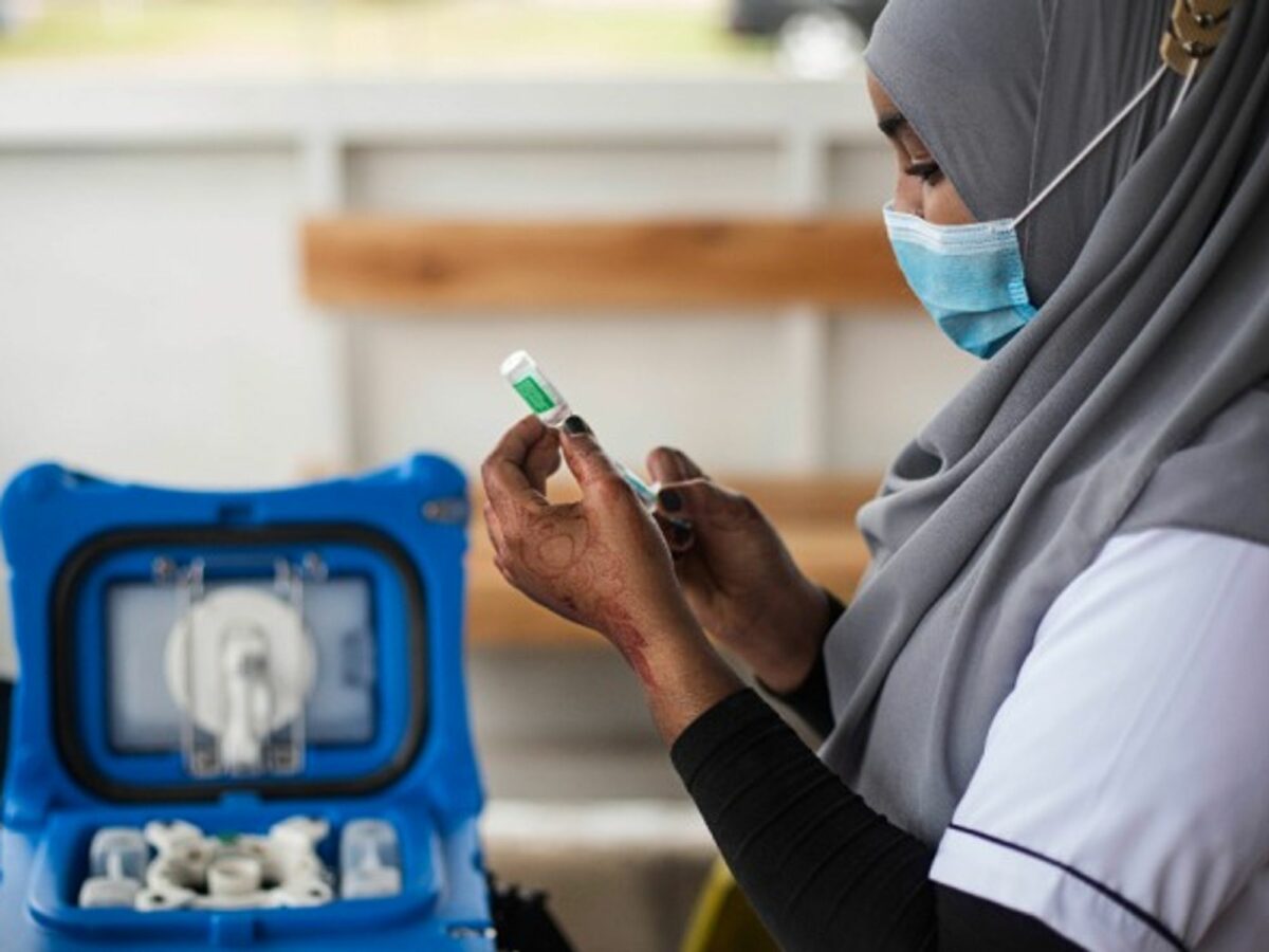 Preparing a vaccine dose in Nairobi, Kenya