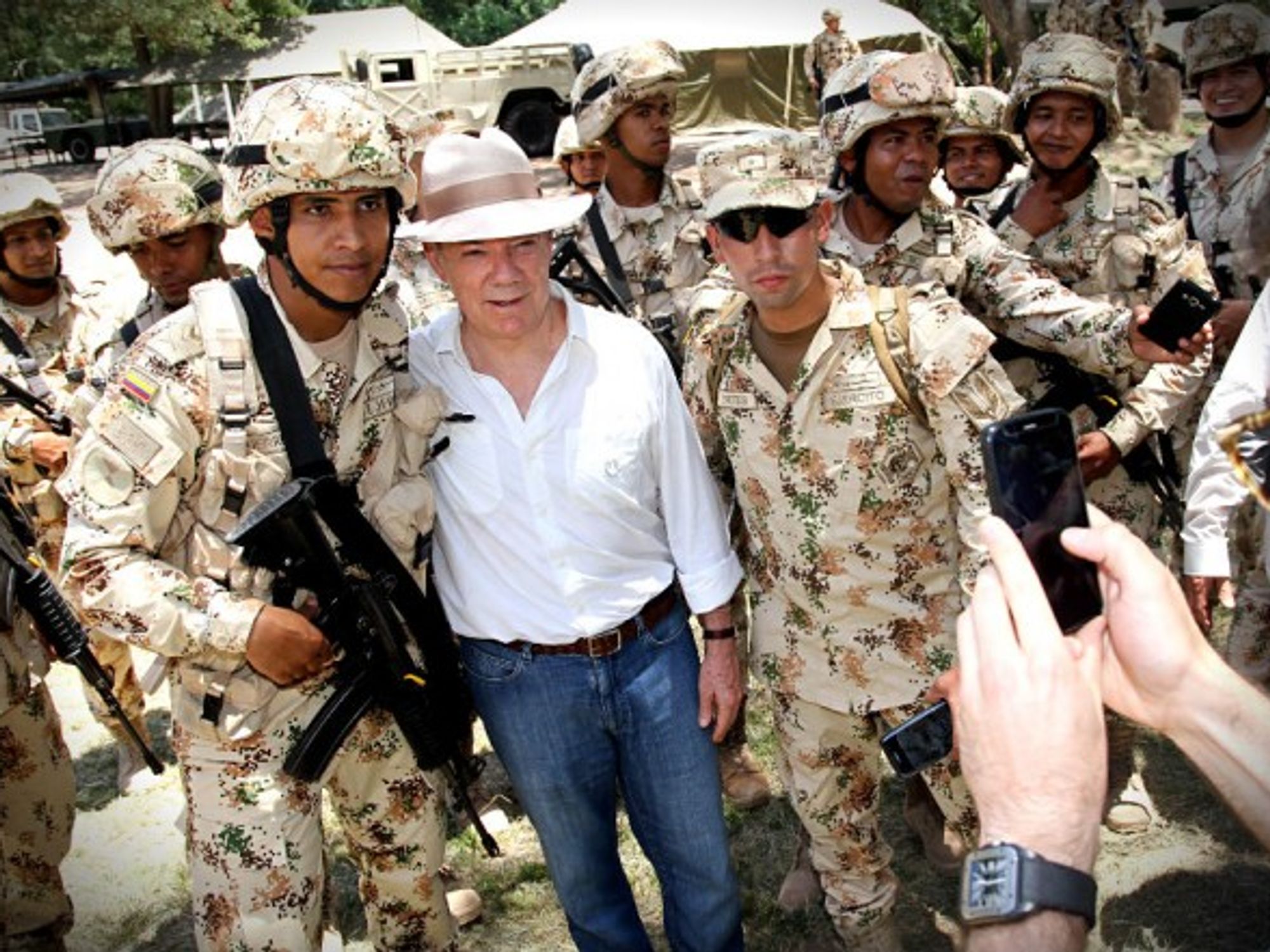 President Santos posing with soldiers in August 2017