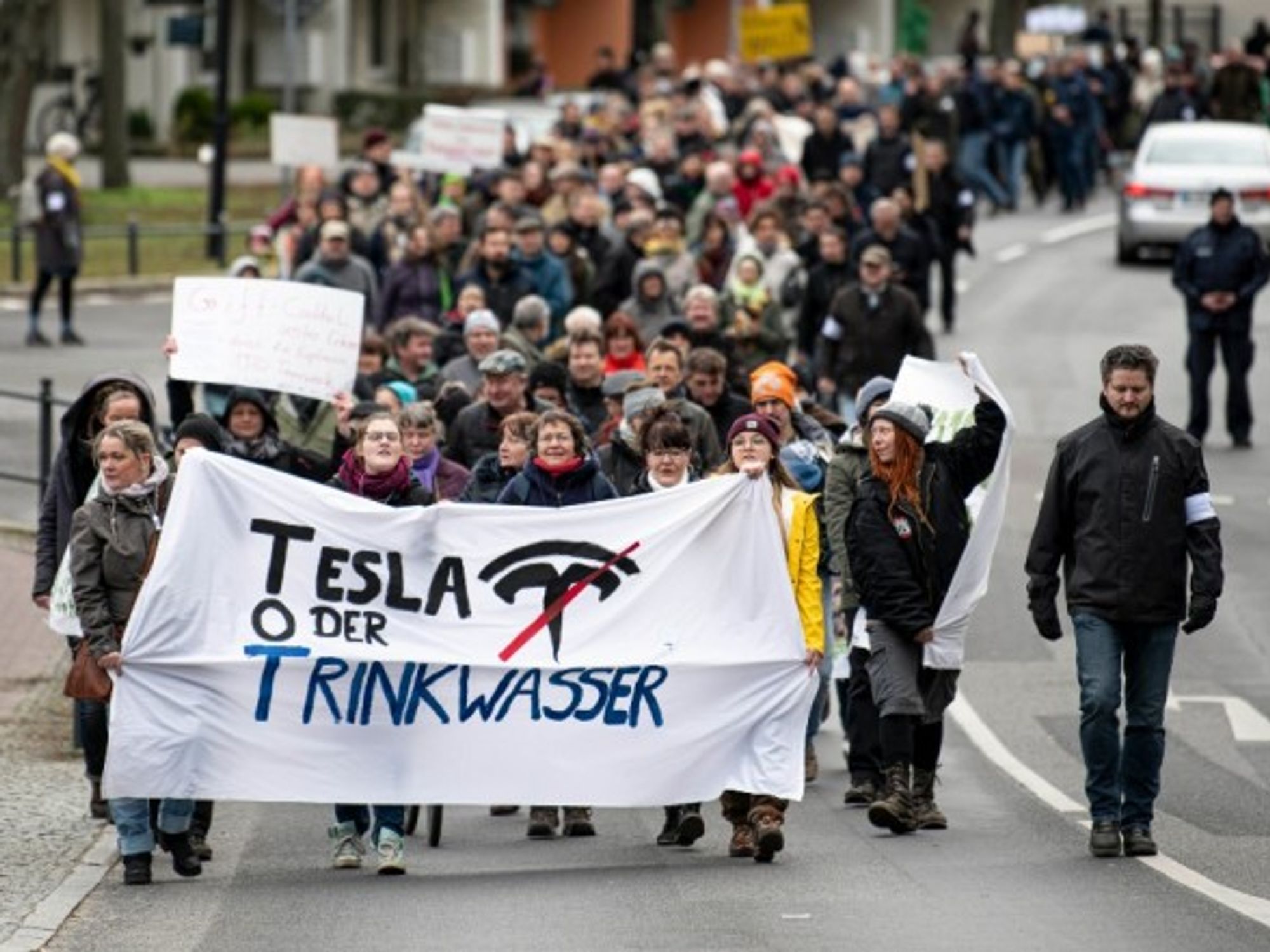 Protesters against the planned Tesla factory in Grϋnheide on February 22, 2020.