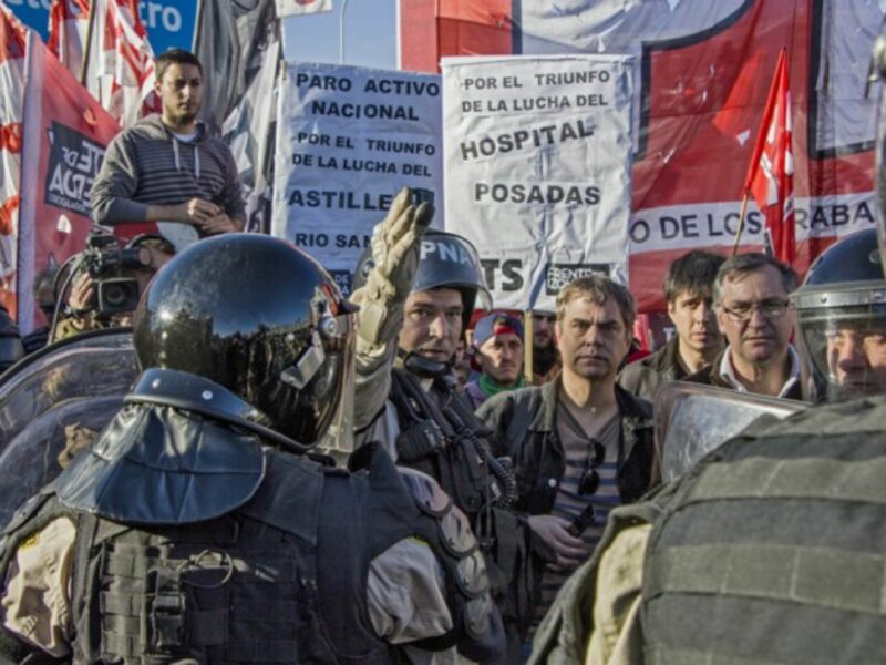 Protesters in the midst of a strike against Mauricio Macri's government in Buenos Aires